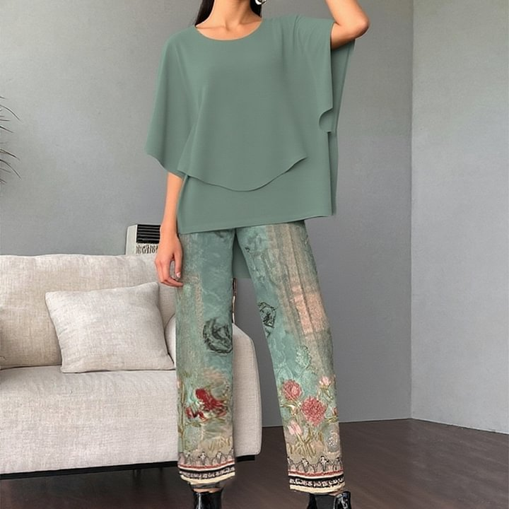 đ„Womenâs Printed Pants and Crew Neck Top Set